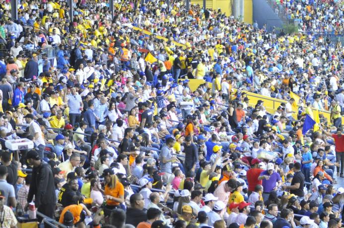 El partido fue presenciado por miles de fanáticos de ambos equipos, que coparon el Estadio Cibao donde se reliazó el encuentro.