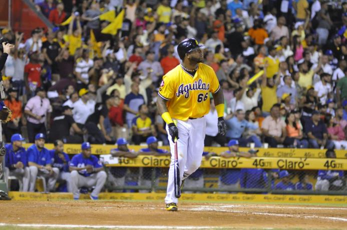Kennys Vargas observa su cuadrangular por todo el jardín central para sellar la victoria de las Águilas Cibaeñas sobre los Tigres del Licey, en el tercer partido de la serie semifinal del béisbol dominicano.