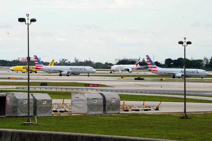 Ayer varios aviones permanecían en fila en la pista del Aeropuerto Internacional de Fort Lauderdale, Florida, después del cierre al tráfico aéreo en éste tras la muerte de al menos cinco personas en un tiroteo el 6 de enero de 2017. 