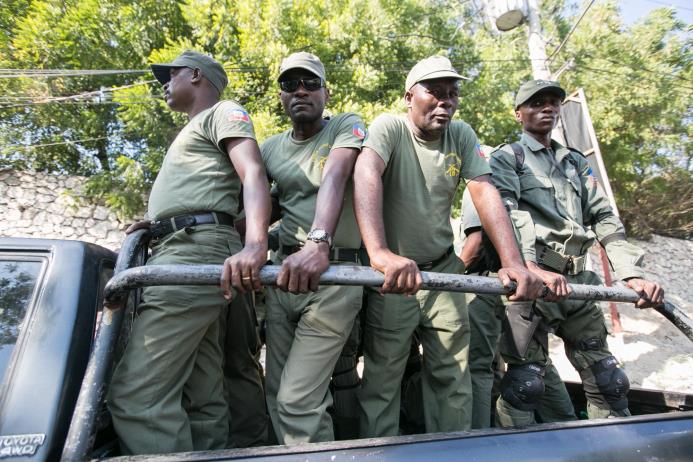 Un grupo de hombres armados en uniforme vistos el 5 de febrero de 2016, en las calles de Puerto Príncipe (Haití), con el fin de contrarrestar las protestas antigubernamentales, sin que ninguna autoridad confirme afiliación con dicho grupo.
