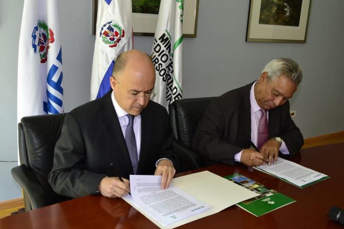 El ministro de Medio Ambiente y el de Economía Planificación y Desarrollo firman el acuerdo.