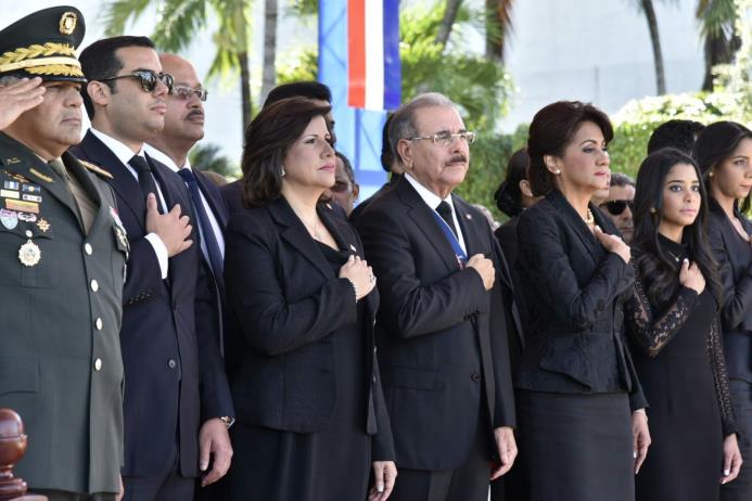 El presidente Danilo Medina, a vicepresidenta Margarita Cedeño de Fernández y la primera dama, Candida de Medina, escuchan el Himno Nacional. 