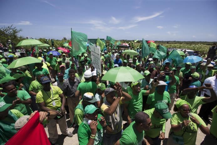 Cientos de personas participaron este domingo en una manifestación contra Odebrecht hoy, domingo 20 de agosto de 2017, en Baní, donde la empresa brasileña levanta la planta eléctrica a carbón de Punta Catalina. Los manifestantes llegaron cerca de la construcción pero fueron bloqueados por la Policía. 