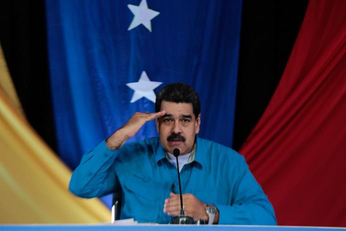 Fotografía cedida por la oficina prensa del Palacio de Miraflores, del presidente de Venezuela, Nicolás Maduro, durante su programa televisivo "Los Domingos con Maduro", el 30 de abril de 2017, en Caracas.