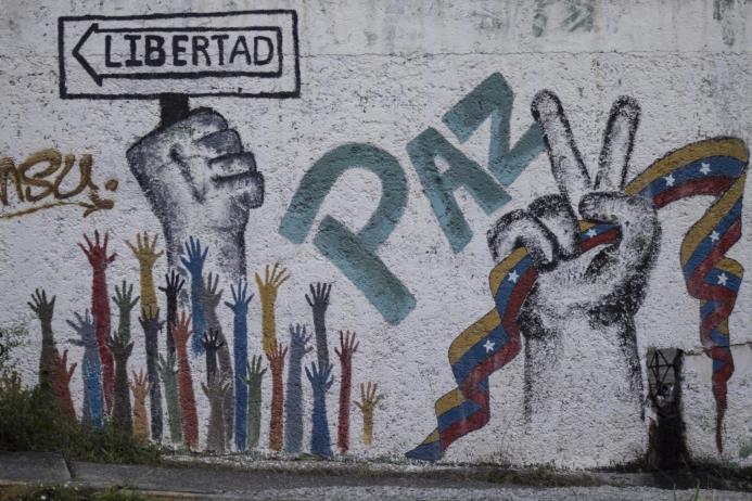 Vista de un grafiti en el que se puede leer "libertad" y "paz" hoy, domingo 30 de julio de 2017, en Caracas. 