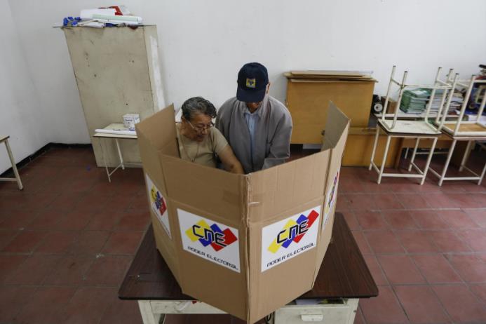 Ciudadanos acuden a votar en las elecciones de la Asamblea Nacional Constituyente, el domingo 30 de julio de 2017, en Caracas. 