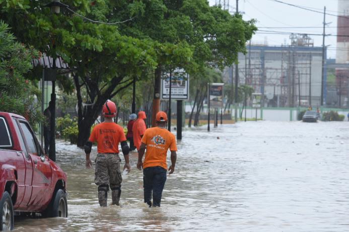 Defensa Civil en áreas de inundación 