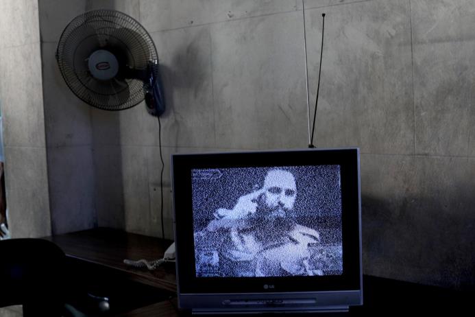 Esta foto de archivo del 29 de noviembre de 2016 muestra una televisión que transmite imágenes en blanco y negro de Fidel Castro durante un servicio en su honor en Guanabacoa, en las afueras de La Habana, Cuba. 