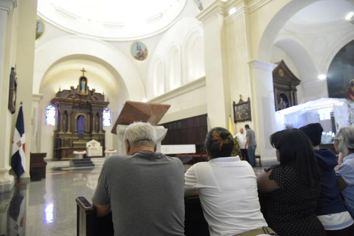 Católicos de Santiago acudieron a orar y a dar gracias al Señor. 