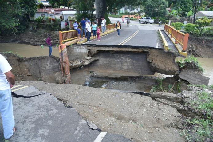 Puente El Cacique afectado por las lluvias en Moca hace varias semanas