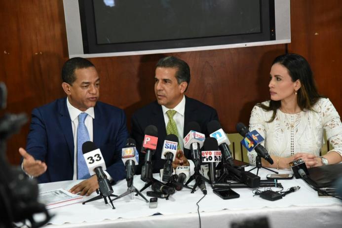 El senador Julio César Valentín, su abogado, Jorge Luis Polanco, y la esposa del legislador, Rosira Pichardo Raful.