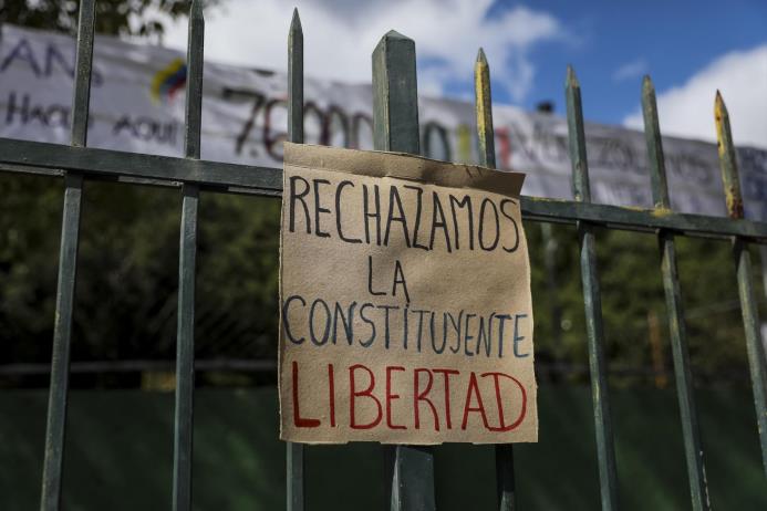 Fotografía de un cartel en rechazo a la Asamblea Constituyente, el lunes 24 de julio de 2017, en una verja de Caracas. 