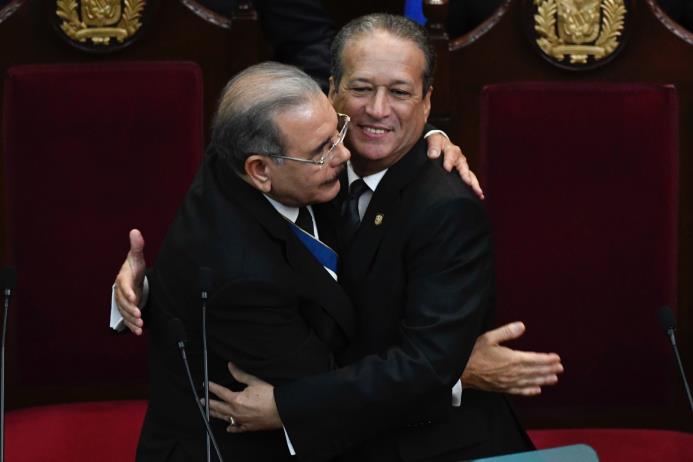 El presidente Danilo Medina y el presidente del Senado, Reynaldo Pared Pérez, comparten un abrazo. 