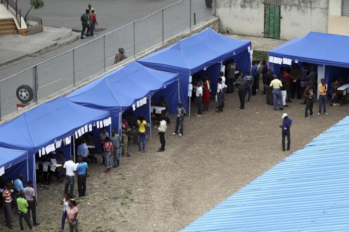 Ciudadanos haitianos acuden a un centro de votación para elegir a su próximo presidente hoy, domingo 20 de noviembre, en la ciudad de Puerto Príncipe (Haití). 