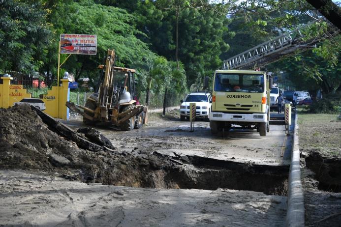El “agujero” que se formó en la avenida Antonio Guzmán, en Santiago, ha afectada también el tránsito