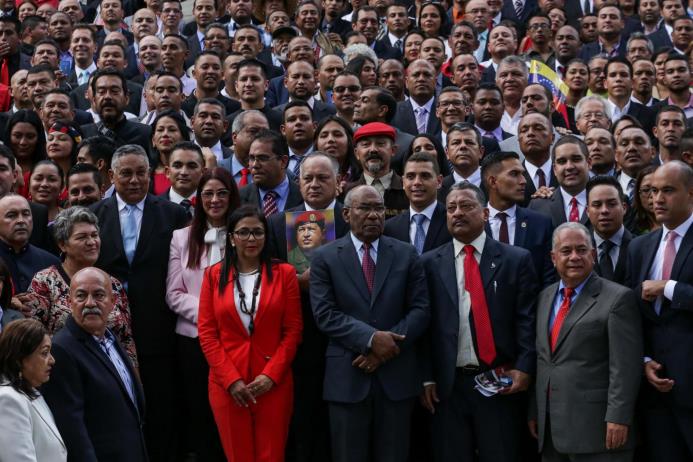 Representantes electos a la Asamblea Nacional Constituye posan para la foto oficial, el viernes 4 de agosto de 2017, en Caracas. 