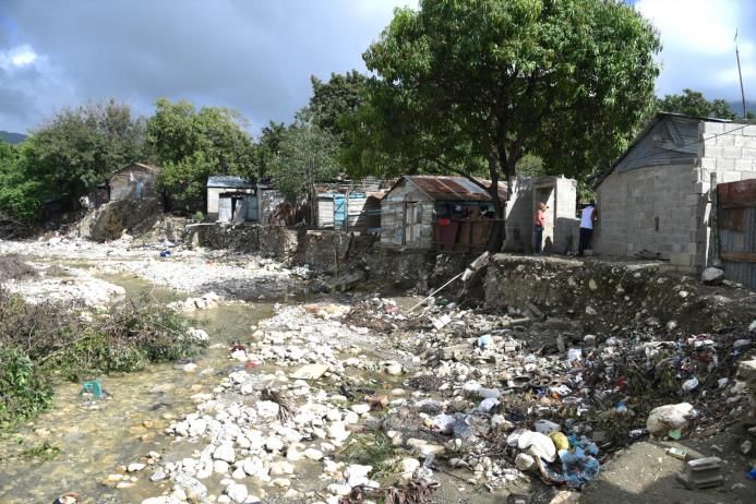 En algunas de estas humildes viviendas viven arrimados o alquilados damnificados de las lluvias del pasado mes de noviembre en la Joya del barrio Napier Díaz, del municipio de Villa González, en Santiago