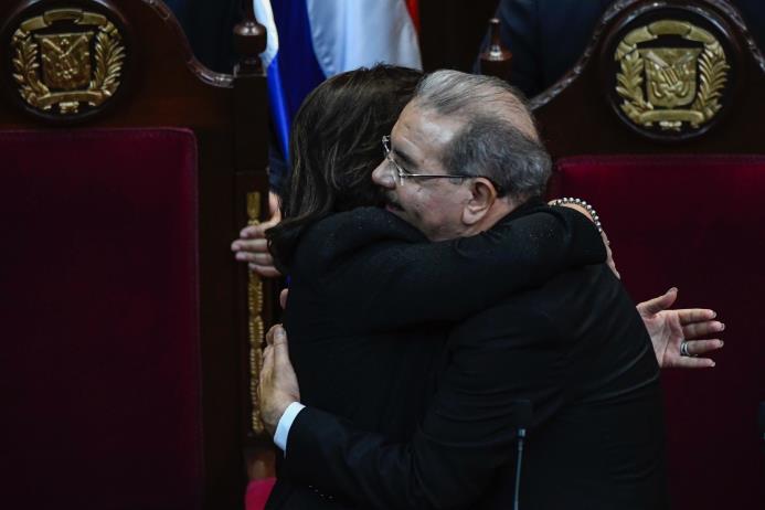 El presidente Danilo Medina abraza a la vicepresidenta Margarita Cedeño de Fernández. 