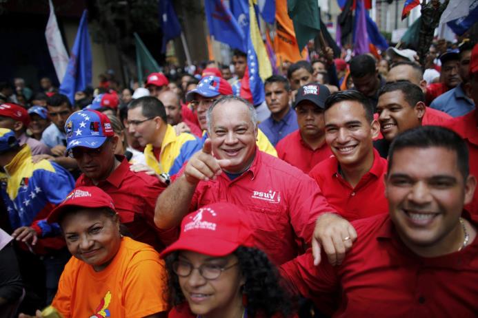 Diosdado Cabello, miembro de la Asamblea Constituyente y jefe del partido gobernante, está rodeado de guardaespaldas y simpatizantes durante una marcha antiimperialista