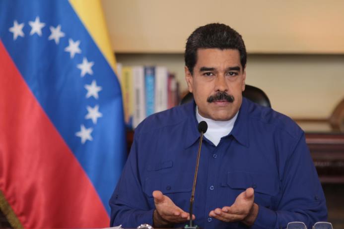 Fotografía cedida por la oficina de prensa del Palacio de Miraflores que muestra al presidente de Venezuela, Nicolás Maduro, durante un acto de gobierno, lunes 17 de julio de 2017, en Caracas (Venezuela). 