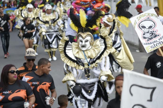 Miles asistieron este primer domingo del carnaval de La Vega y Santiago. 