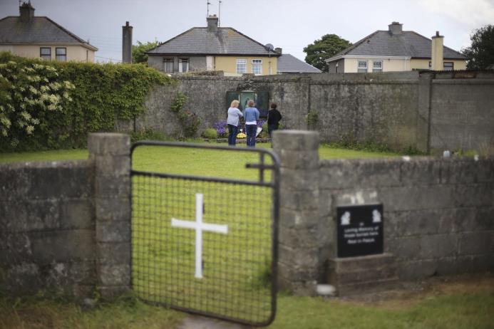 Foto de archivo, 7 de junio de 2014, del lugar de una fosa común para niños muertos en el hogar para madres y bebés en Tuam, Irlanda. 