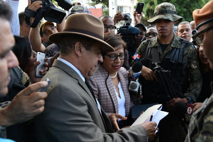 El general retirado Percival Peña cuando entregaba la carta dirigida al presidente Danilo Medina, la cual fue recibida por la viceministra de la Presidencia, Alejandra Liriano.