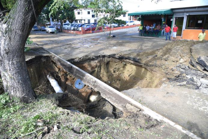 El “agujero” que se formó en la avenida Antonio Guzmán, en Santiago, por el que cayó un conductor que resultó ileso. 