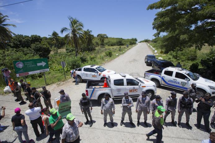 Autoridades bloquean a cientos de personas que participan en una manifestación contra Odebrecht hoy, domingo 20 de agosto de 2017, en Baní al sur de Santo Domingo (República Dominicana), donde la empresa brasileña levanta la planta eléctrica a carbón de Punta Catalina. 