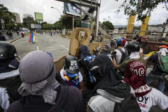 Manifestantes opositores se enfrentan a la Guardia Nacional Bolivariana (GNB), el 20 de julio de 2017, en Caracas.