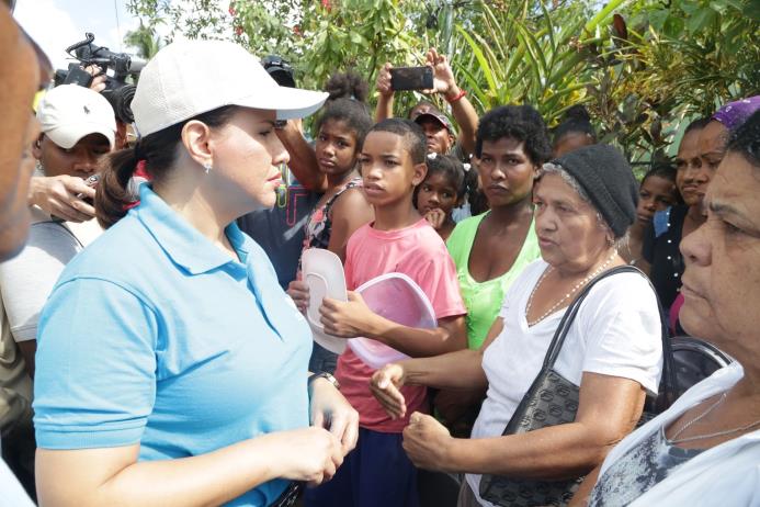 La vicepresidenta Margarita Cedeño conversa con personas afectadas por las lluvias en la región Norte 