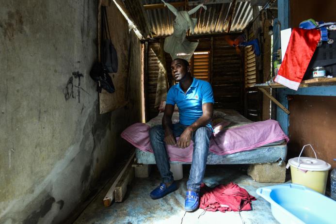 Un hombre posa dentro de lo que quedó de su casa luego de las intensas lluvias de los pasados días. Los residentes de Sánchez, en Samaná, sufrieron pérdidas cuantiosas por las fuertes lluvias. 