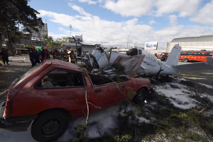 Vista de la avioneta que se precipitó hoy, 30 de diciembre de 2016, sobre un aparcamiento en el centro de ciudad de Guatemala y dejó a sus tres tripulantes heridos, sin que se conozca de más víctimas hasta ahora. 