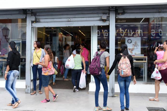 Las personas hacen compras en los centros comerciales de Santiago este martes 6 de diciembre