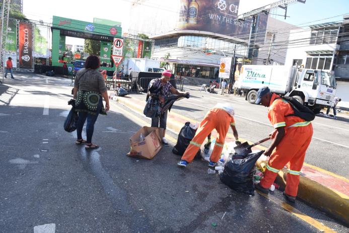 Brigadas de limpieza estuvieron desde las primeras horas de ayer en calles y avenidas.