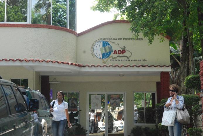 A diario asisten a la ADP profesores de distintas partes del país a llevar sus quejas.