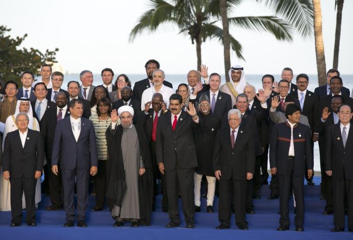 Varios presidentes posan para la fotografía oficial de la 17ma cumbre del Movimiento de Países No Alineados en Porlamar, Venezuela, el sábado 17 de septiembre de 2016.