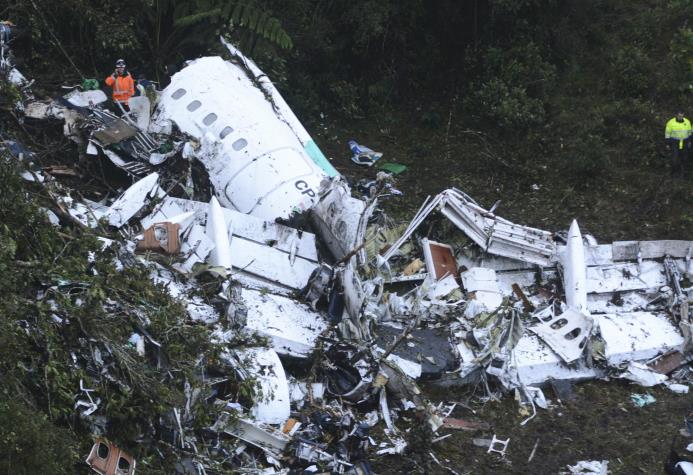 Rescatistas trabajan en los restos del accidente de un avión chárter en las afueras de Medellín, en Colombia, el 29 de noviembre de 2016.