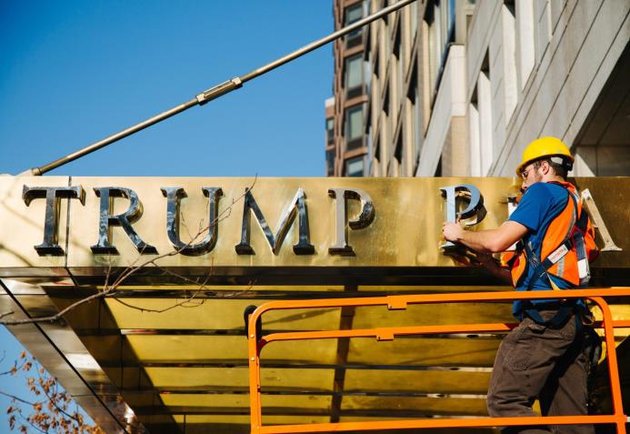 Un obrero retira el nombre de "Trump Place" en la fachada de un complejo de apartamentos hoy, miércoles 16 de noviembre de 2016, en Nueva York.