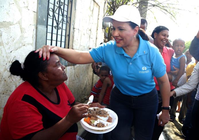 Margarita Cedeño saluda a una mujer durante su recorrido por las provincias del Cibao más afectadas por las lluvias
