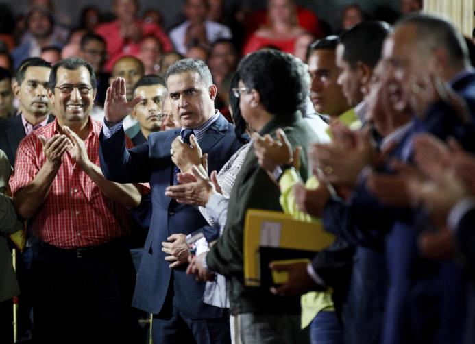 El defensor del pueblo venezolano, Tarek William Saab, es felicitado por los integrantes de la Asamblea Constituyente luego de su juramento como nuevo Fiscal General de la Nación