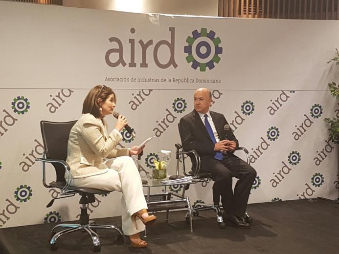 La vicepresidenta ejecutiva del AIRD, Circe Almánzar, conversa con el ministro de Medio Ambiente, Francisco Domínguez Brito