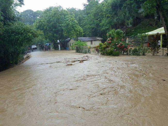 Inundaciones por continuas lluvias en Moca. 