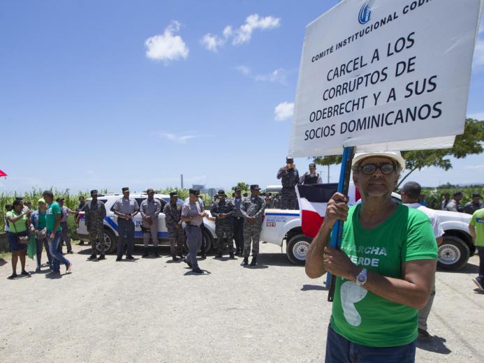 Cientos de personas participaron este domingo en una manifestación contra Odebrecht hoy, domingo 20 de agosto de 2017, en Baní, donde la empresa brasileña levanta la planta eléctrica a carbón de Punta Catalina. Los manifestantes llegaron cerca de la construcción pero fueron bloqueados por la Policía.