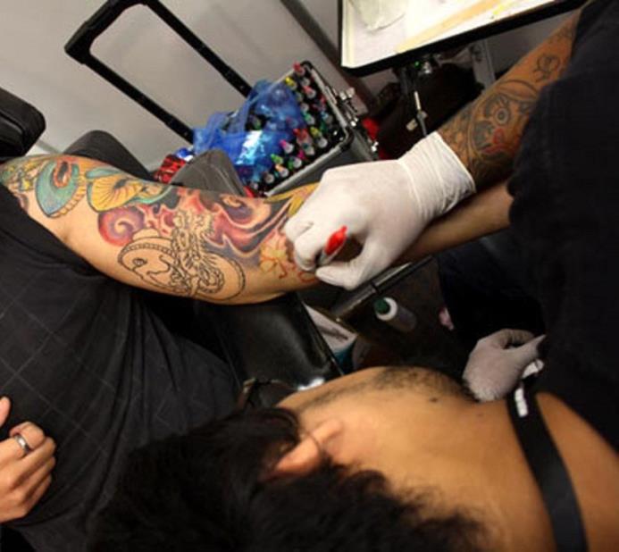 La Comisión Europea advierte sobre la posibilidad de que se produzcan alergias y otros riesgos a la salud por la tinta de los tatuajes.