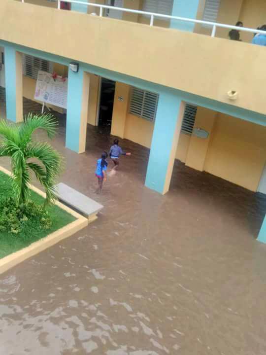 Una escuela inundada en Tamboril