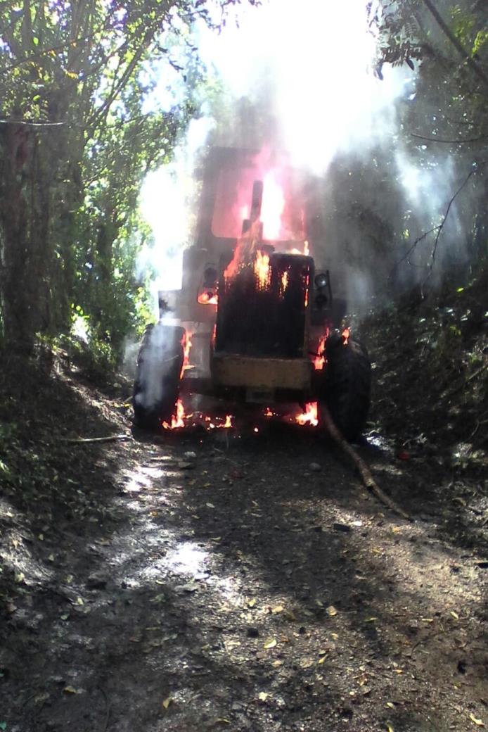 El buldócer incendiado por los campesinos durante el desalojo de unos terrenos en la comunidad Las Culebras en el distrito municipal San Francisco-Vicentillo, de El Seibo.