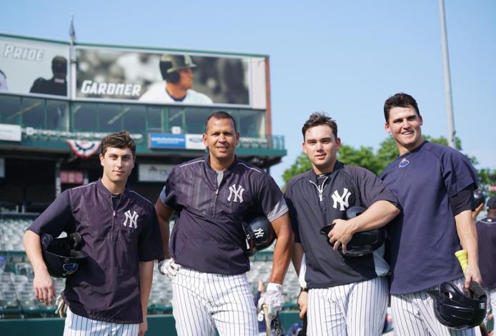 En la imagen Alex Rodríguez junto a algunos prospectos de los Yanquis de Nueva York.