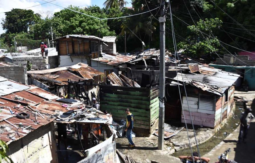 Niño muere y un adulto resulta herido en incendio de cuatro viviendas en Santiago