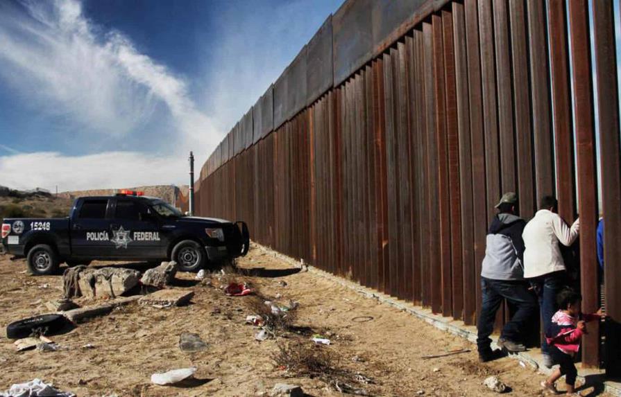 EEUU y México buscan frenar el alza de migrantes muertos por saltar el muro